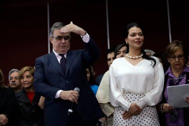 13 Kasım 2023, Mexico City, Meksika: Eski Meksika Dışişleri Bakanı Marcelo Ebrard Casaubon eşi Rosa Linda Bueso ile birlikte Ulusal Yenilenme Hareketi partisinde kalacağını duyurdu.