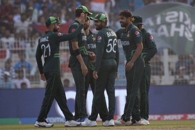 11 Kasım Kolkata, Hindistan: Pakistan 'dan Haris Rauf, İngiltere' den Jonny Bairstow 'un 2023 ICC Dünya Erkekler Kriket Kupası karşılaşması sırasında Eden Gardens Stadyumu' nda aldığı kaleyi kutladı.