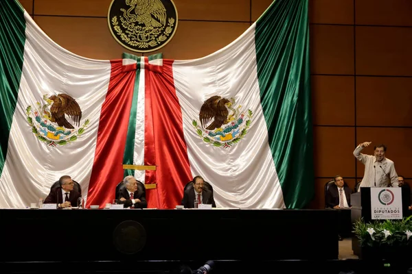 14 Kasım 2023, Mexico City, Meksika Federal Temsilcisi Gerardo Fernandez Noroa Federal Elektrik Komisyonu Başkanı Manuel Barttlet Mexico City Temsilciler Meclisi 'nde.