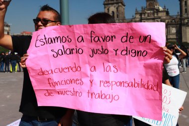 15 Kasım 2023 'te Mexico City, Meksika' da öğretmenler maaş ve çalışma koşullarına zam talebiyle düzenlenen bir gösteride yer alıyor. Mexico City 'de.