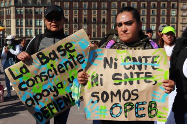 15 Kasım 2023 'te Mexico City, Meksika' da öğretmenler maaş ve çalışma koşullarına zam talebiyle düzenlenen bir gösteride yer alıyor. Mexico City 'de.