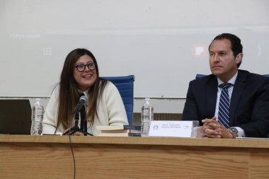 16 Kasım 2023, Mexico City, Meksika. Mezun Ana Mireya Aguilar Torre ve öğretmen Alejandro Celorio Alcntara Seminer 'in açılışına katıldılar. Meksika ve ABD 'de silahlı şiddetin çeşitli yönleri