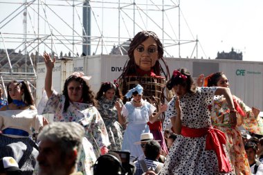 18 Kasım 2023, Mexico City: Küçük Amal, Plaza del Zocalo 'dan Mexico City' deki Palacio de las Güzellik Sanatları 'na kadar sokaklarda yürür.