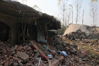 17 Kasım 2023, Hindistan 'ın Srinagar Kashmir kenti: Güney Kaşmirs Kulgam ilçesinde meydana gelen silahlı çatışmada hasar gören bir ev, Srinagar' a yaklaşık 80 kilometre mesafede.