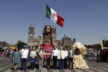 18 Kasım 2023, Mexico City, Mexico: Mexico City 'nin başkanı Marti Batres Guadarrama, Mexico City' deki Plaza del Zocalo 'da düzenlenen törende Küçük Amal' ı karşıladı.