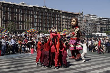 18 Kasım 2023, Mexico City: Küçük Amal, Plaza del Zocalo 'dan Mexico City' deki Palacio de las Güzellik Sanatları 'na kadar sokaklarda yürür.