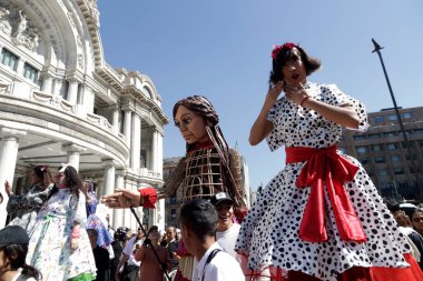 18 Kasım 2023, Mexico City: Küçük Amal, Plaza del Zocalo 'dan Mexico City' deki Palacio de las Güzellik Sanatları 'na kadar sokaklarda yürür.