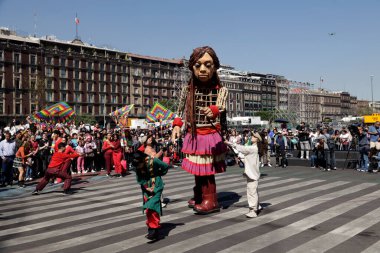 18 Kasım 2023, Mexico City: Küçük Amal, Plaza del Zocalo 'dan Mexico City' deki Palacio de las Güzellik Sanatları 'na kadar sokaklarda yürür.