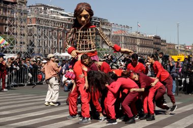 18 Kasım 2023, Mexico City: Küçük Amal, Plaza del Zocalo 'dan Mexico City' deki Palacio de las Güzellik Sanatları 'na kadar sokaklarda yürür.