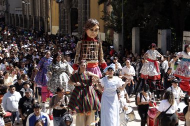 18 Kasım 2023, Mexico City: Küçük Amal, Plaza del Zocalo 'dan Mexico City' deki Palacio de las Güzellik Sanatları 'na kadar sokaklarda yürür.