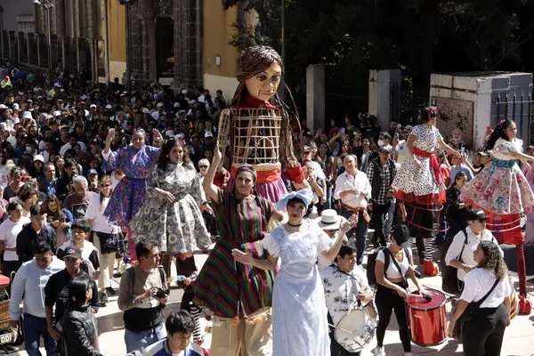 stock image November 18, 2023, Mexico City, Mexico: Little Amal walks the streets from the Plaza del Zocalo to the Palacio de las Bellas Artes in Mexico City