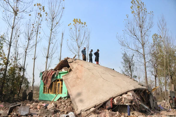 Listopada 2023 Srinagar Kaszmir Indie Mieszkańcy Kaszmiru Patrzą Zniszczony Dom — Zdjęcie stockowe