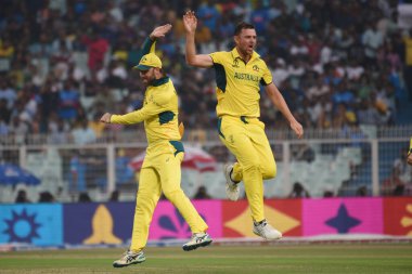16 Ekim 2023, Kolkata, Hindistan: Avustralyalı Josh Hazlewood, Eden Gardens Stadyumu 'nda düzenlenen ICC Erkekler Kriket Dünya Kupası' nda Avustralya ile Güney Afrika arasında oynanan yarı final maçını kutluyor