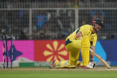 16 Ekim 2023, Kolkata, Hindistan: Avustralya 'nın Travis Başkanı, Eden Gardens Stadyumu' nda oynanan ICC Dünya Kriket Kupası 'nda Avustralya ile Güney Afrika arasında oynanan yarı final maçında Güney Afrika' ya karşı oynadı.
