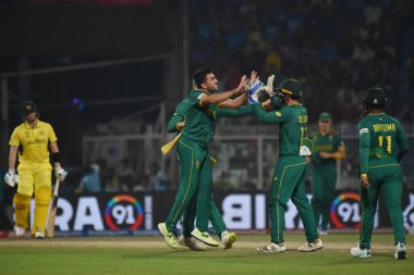 16 Ekim 2023, Kolkata, Hindistan: Güney Afrikalı Tabraiz Shamsi takım arkadaşları Quinton de Kock ve Aiden Markram ile birlikte Avustralya 'dan Marnus Labuschagne' yi kovduktan sonra (resmedilmemiş) kutlama yaptı.)