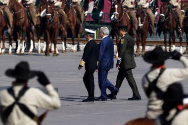 20 Kasım 2023, Mexico City, Meksika: Meksika Başkanı Andres Manuel Lopez Obrador, Milli Savunma Bakanı Luis Crescencio Sandoval ve Donanma Bakanı Jose Rafael Ojeda Duran eşliğinde