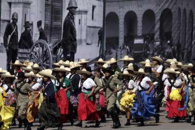 20 Kasım 2023, Mexico City, Meksika: Meksiko 'daki Zocalo Meydanı' ndaki Meksika Devrimi 'nden sahnelerin temsili için askeri personel kostümlere katıldı.