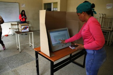 Venezuelalılar, Venezuela 'nın Zulia eyaletindeki San Francisco belediyesinde düzenlenen Essequibo konulu danışman referanduma katılmak için bu Pazar günü erken saatlerde toplu halde toplandılar.