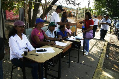 Venezuelalılar, Venezuela 'nın Zulia eyaletindeki San Francisco belediyesinde düzenlenen Essequibo konulu danışman referanduma katılmak için bu Pazar günü erken saatlerde toplu halde toplandılar.