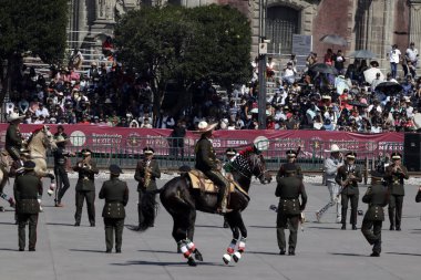 20 Kasım 2023, Mexico City, Meksika: Meksiko 'daki Zocalo Meydanı' ndaki Meksika Devrimi 'nden sahnelerin temsili için askeri personel kostümlere katıldı.