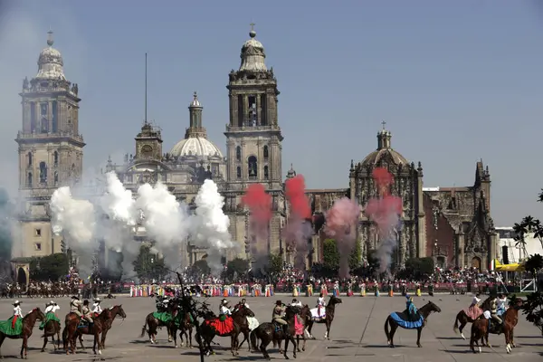2023年11月20日 メキシコのメキシコシティ メキシコシティのゾッカロ広場でのメキシコ革命のシーンの表現に軍人スタッフが参加 — ストック写真