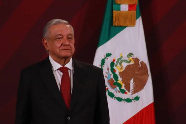 Meksika, Mexico City 'de 22 Kasım 2023: Meksika Cumhurbaşkanı Andrs Manuel Lpez Obrador, ulusal sarayda gazetecilerin önünde yaptığı günlük basın toplantısında