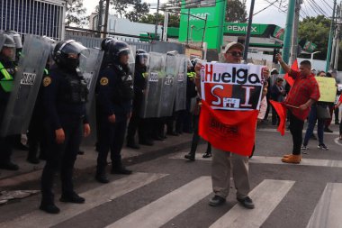 22 Kasım 2023 Mexico City, Meksika 'da Bachilleres Ulusal Bağımsız İşçi Sendikası çalışanları Mexico City Uluslararası Havaalanı Terminali' nin 10 blok dışında.