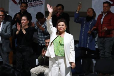 22 Kasım 2023 'te Mexico City, Meksika' da MORENA partisi için hükümet başkanı adayı Clara Brugada Molina destekçileriyle Anahuac Mahallesi 'nde düzenlenen mitingde konuştu.