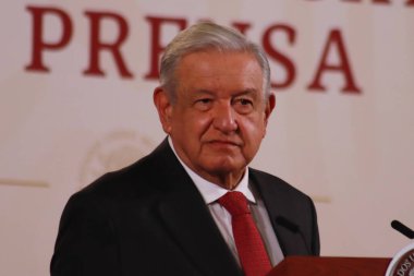 Meksika, Mexico City 'de 22 Kasım 2023: Meksika Cumhurbaşkanı Andrs Manuel Lpez Obrador, ulusal sarayda gazetecilerin önünde yaptığı günlük basın toplantısında