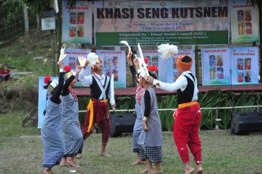 23 Kasım 2023 Sylhet-Bangladeş: Khasi Kabilesi, Khasi Sosyal Konseyi tarafından düzenlenen Khasi Seng Kut Snem 2023 'ü kutlamak amacıyla geleneksel kıyafetleriyle süslenmiştir. Khasi Seng Kutsnem