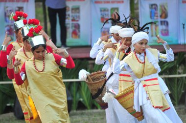 23 Kasım 2023 Sylhet-Bangladeş: Khasi Kabilesi, Khasi Sosyal Konseyi tarafından düzenlenen Khasi Seng Kut Snem 2023 'ü kutlamak amacıyla geleneksel kıyafetleriyle süslenmiştir. Khasi Seng Kutsnem