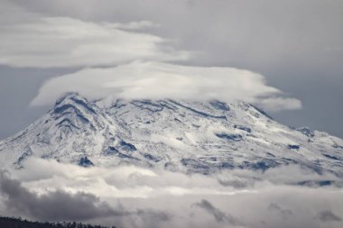 23 Kasım 2023 'te Mexico City, Meksika' da soğuk hava sıcaklığı nedeniyle İztaccihuatl ve Popocatepetl volkanları Meksika 'nın doğusundan karlı zirveleriyle görülebilir.