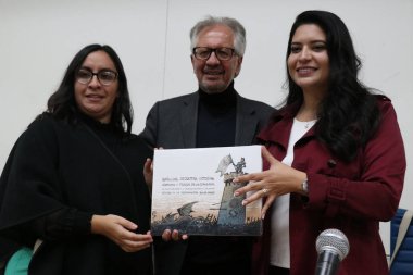 23 Kasım 2023, Mexico City, Meksika. Alicia Islas Gurrola, Mtro. Manuel Quijano Torres ve Laura Lizette Enrquez Rodrguez, INFO CDMX Yurttaş Komiseri, Savaş, Yenilgi, Zaferler adlı kitabı sundular.