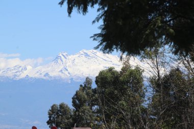 24 Kasım 2023, Mexico City, Meksika: Popocatpetl ve Iztacchuatl volkanları bu Cuma Meksika Vadisi 'nin farklı yerlerinden gözlemlenebildi.