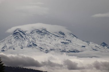 23 Kasım 2023 'te Mexico City, Meksika' da soğuk hava sıcaklığı nedeniyle İztaccihuatl ve Popocatepetl volkanları Meksika 'nın doğusundan karlı zirveleriyle görülebilir.