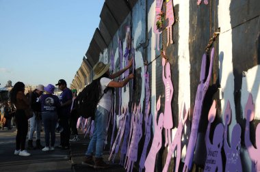 25 Kasım 2023, Mexico City, Meksika: Mexico City Zocalo 'da kadınlara yönelik şiddetin ortadan kaldırılması için düzenlenen Uluslararası Gün gösterisinde bir kadın yer alıyor.