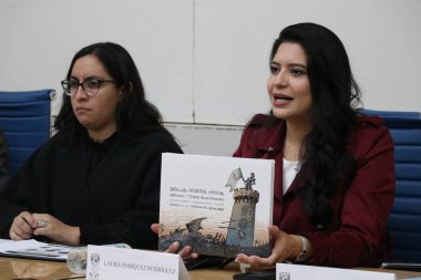 23 Kasım 2023, Mexico City, Meksika: Laura Lizette Enrquez Rodrguez, INFO CDMX Yurttaş Komiseri, Savaş, Yenilgi, Zaferler, Günlükler ve Bilgi Edinme Hakkı Fethetme Hakkı İzleri kitabını sundu.