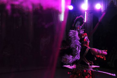 26 Kasım 2023, Sylhet, Bangladeş: Manipuri Girls geleneksel elbise Mirza Ormanı Manipuri Rajbari festivalinde Raas Leela festivali için müzikal sanat dansı yapmak için