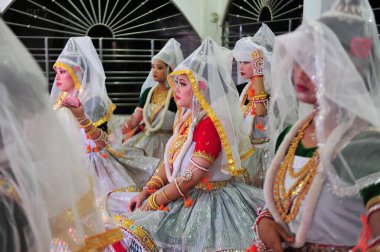 26 Kasım 2023, Sylhet, Bangladeş: Manipuri Girls geleneksel elbise Mirza Ormanı Manipuri Rajbari festivalinde Raas Leela festivali için müzikal sanat dansı yapmak için