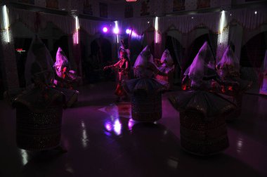 26 Kasım 2023, Sylhet, Bangladeş: Manipuri Girls geleneksel elbise Mirza Ormanı Manipuri Rajbari festivalinde Raas Leela festivali için müzikal sanat dansı yapmak için