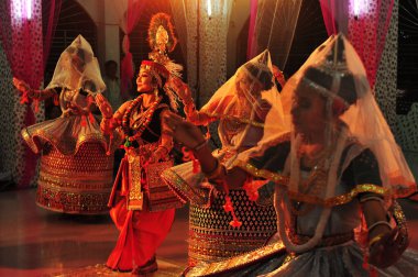 26 Kasım 2023, Sylhet, Bangladeş: Manipuri Girls geleneksel elbise Mirza Jungle Manipuri Rajbari 'de düzenlenen Raas Leela festivalinde müzik sanatları dansı yapmak için. 26 Kasım 2023 'te Sylhet, Bangladeş