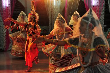 26 Kasım 2023, Sylhet, Bangladeş: Manipuri Girls geleneksel elbise Mirza Ormanı Manipuri Rajbari festivalinde Raas Leela festivali için müzikal sanat dansı yapmak için