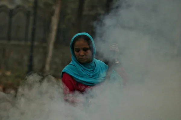 November 2023 Srinagar Kashmir India Kashmiri Woman Burns Dry Chinar — Stock Photo, Image