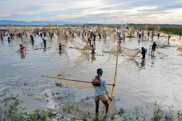 November 2023 Sylhet Bangladesch Landbevölkerung Bewaffnet Mit Bambusfischfallen Und Kescher — Stockfoto