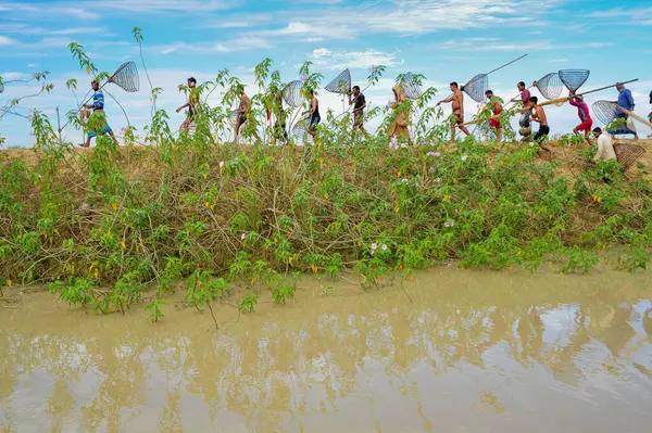 November 2023 Sylhet Bangladesch Landbevölkerung Bewaffnet Mit Bambusfischfallen Und Kescher — Stockfoto