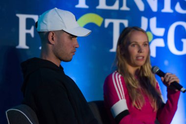 28 Kasım 2023, Mexico City, Meksika: İspanyol Carlos Alcaraz ve Danimarkalı Caroline Woznicki, Hayat Regency Hotel 'de düzenlenen Tennisfest GNP 2023 öncesi basın toplantısında basın mensuplarına konuştu.