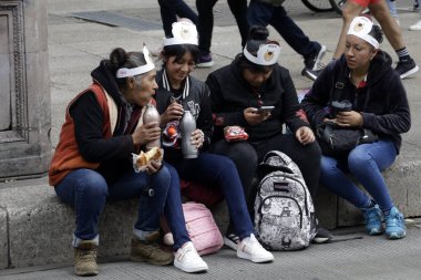 2 Aralık 2023, Mexico City: Binlerce insan Mexico City 'deki Reforma Bulvarı' ndaki Bolo Festivali Noel geçit törenine katıldı