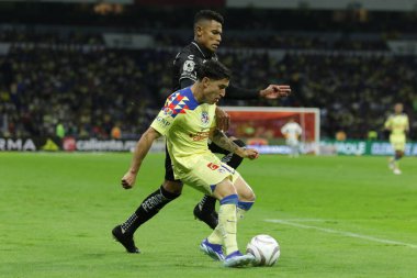 2 Aralık 2023, Mexico City, Club America (L) 'dan Alejandro Zendejas ve Club Leon' dan William Tesillo, Club Leon ile Club America of the Gala Turnuvası 2023 arasındaki çeyrek finallerin ikinci ayağında