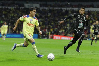 2 Aralık 2023, Mexico City, Club America (L) 'dan Alejandro Zendejas ve Club Leon' dan William Tesillo, Club Leon ile Club America of the Gala Turnuvası 2023 arasındaki çeyrek finallerin ikinci ayağında