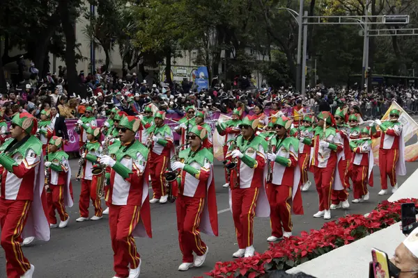 Decembrie 2023 Mexico City Mexic Mii Oameni Participă Parada Crăciun — Fotografie, imagine de stoc
